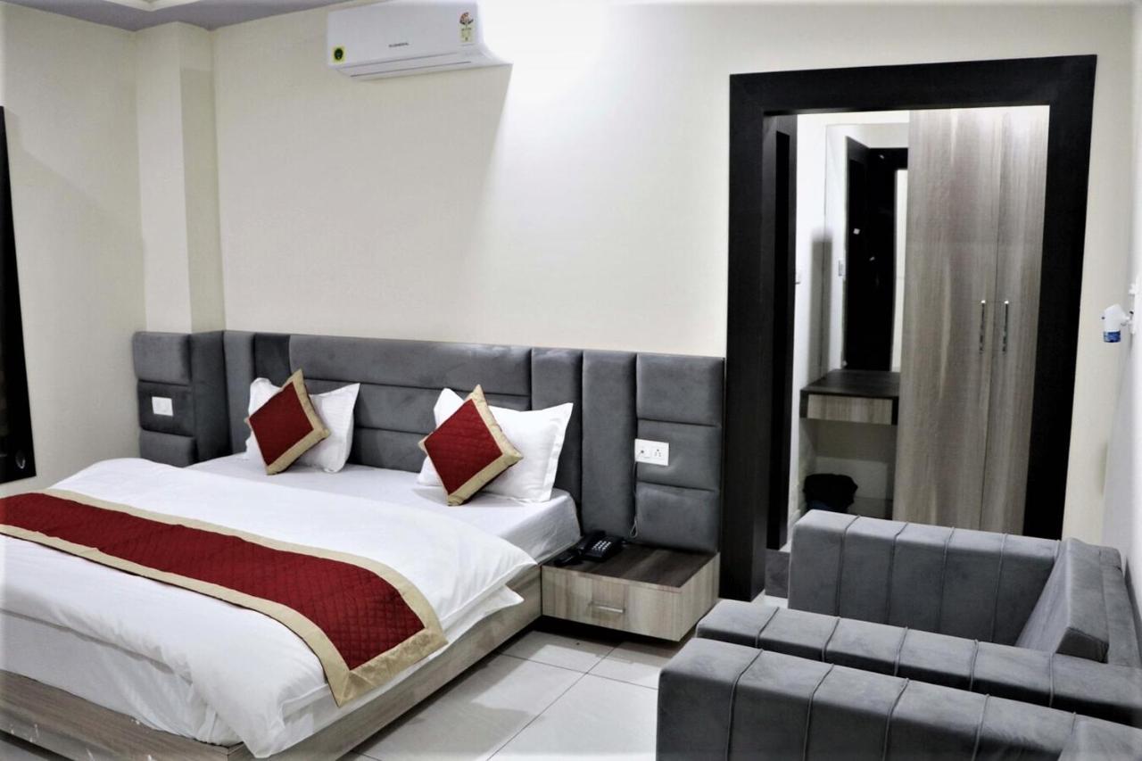 Hotel Blue Pine Haridwār Exteriör bild