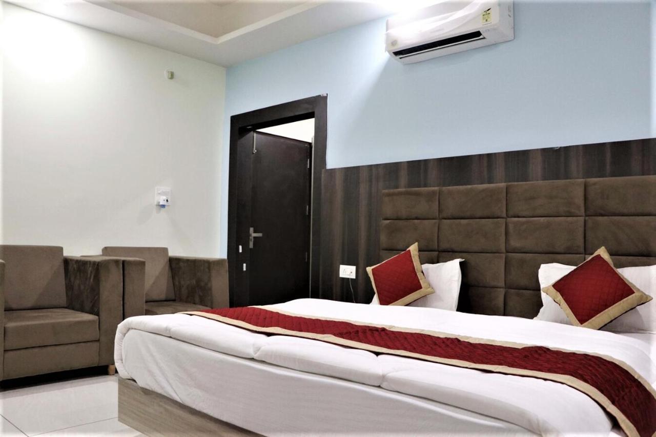 Hotel Blue Pine Haridwār Exteriör bild