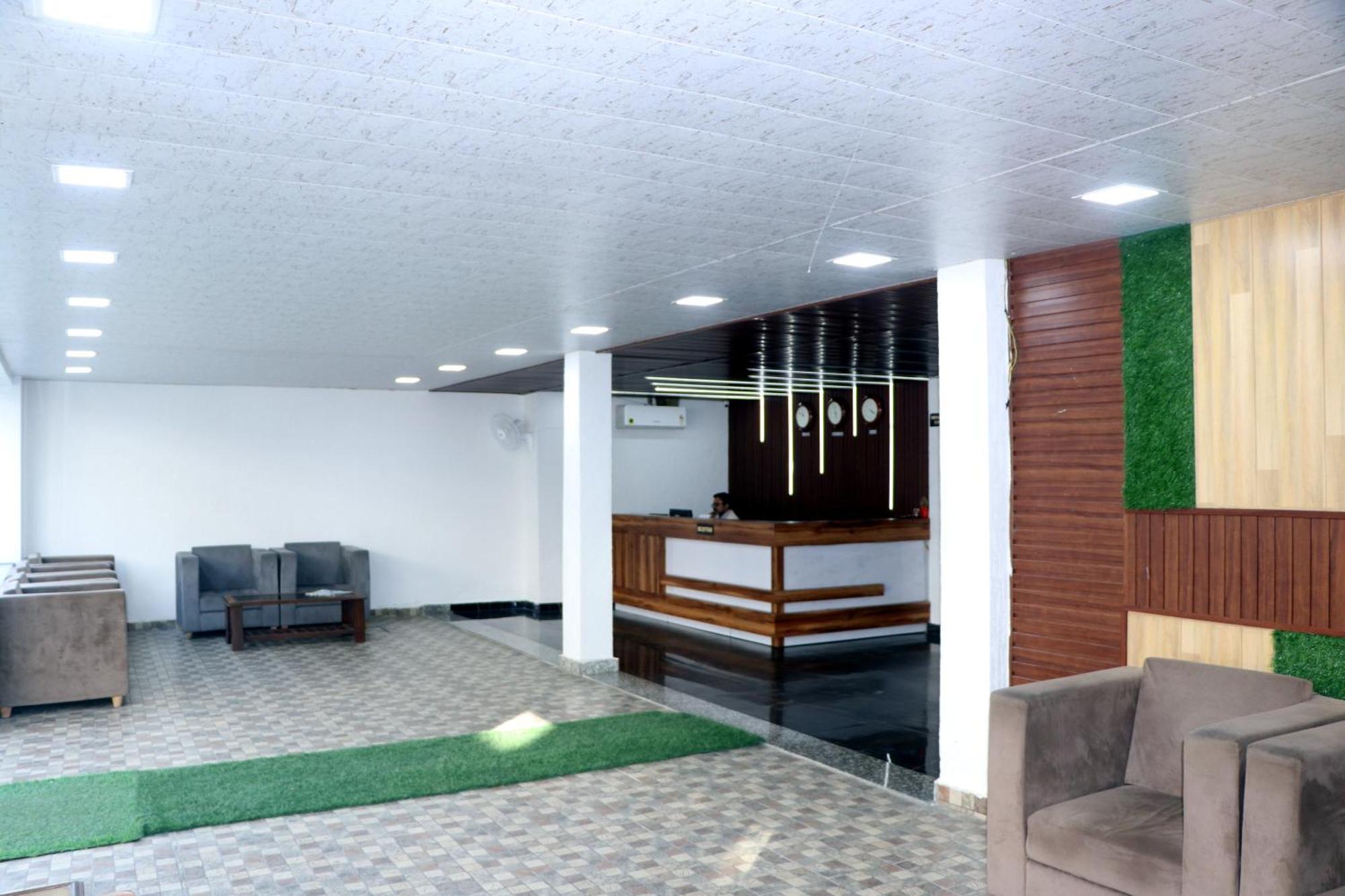 Hotel Blue Pine Haridwār Exteriör bild